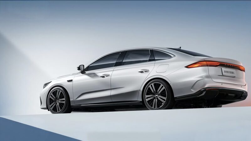 В Китае Geely официально представила новый гибридный седан Galaxy Starshine 6 Em-I