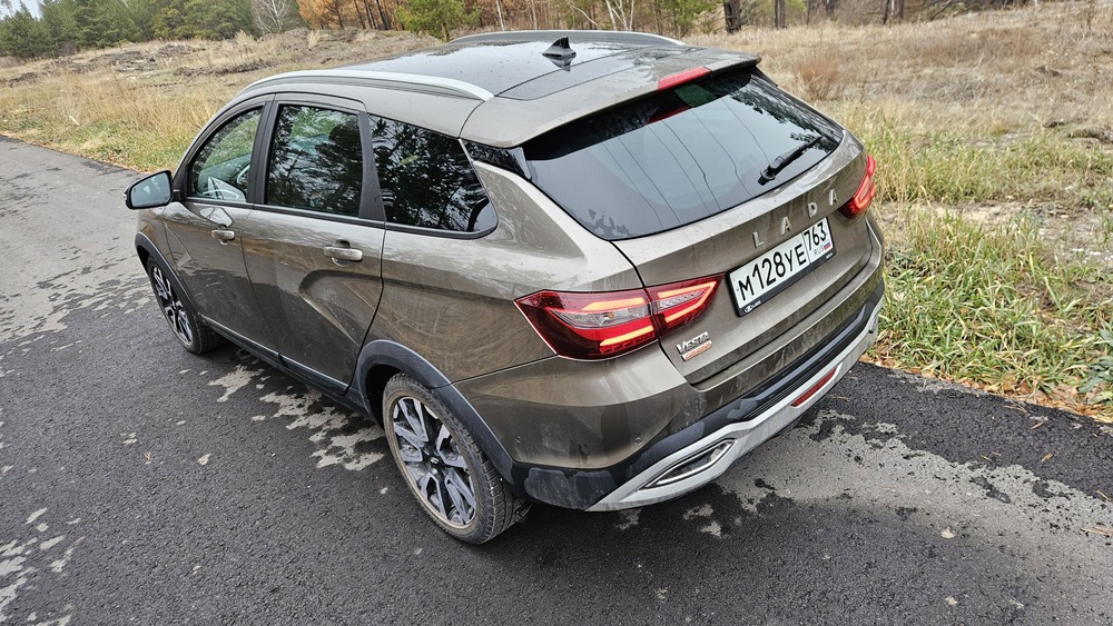 Lada Vesta SW крест сзади сбоку