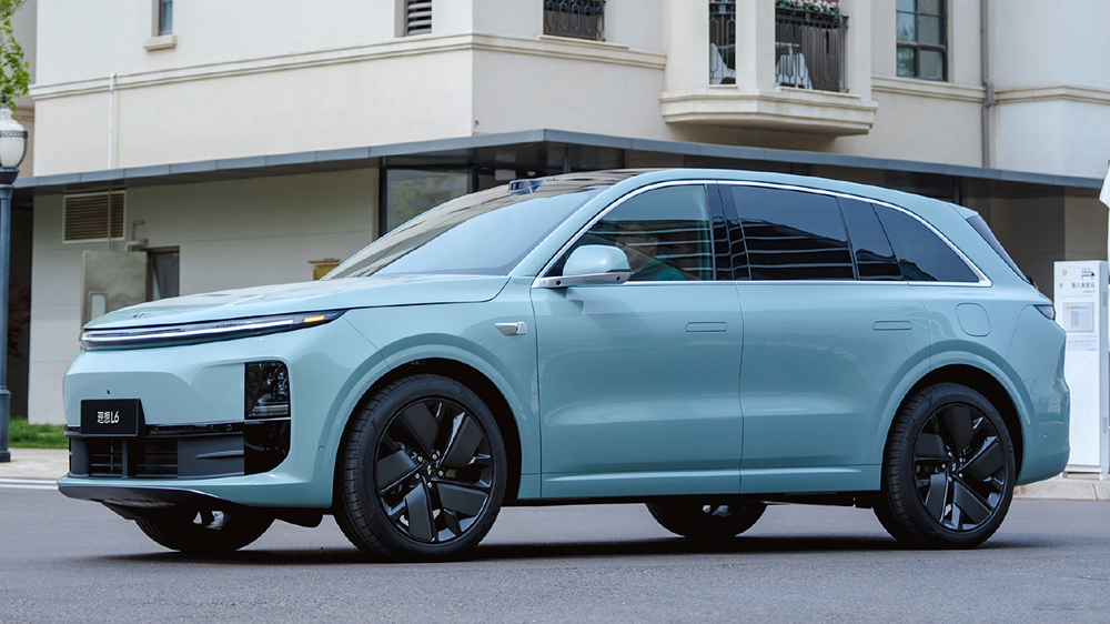 Li Auto L6 на передней стороне зеленый кроссовер гибрид