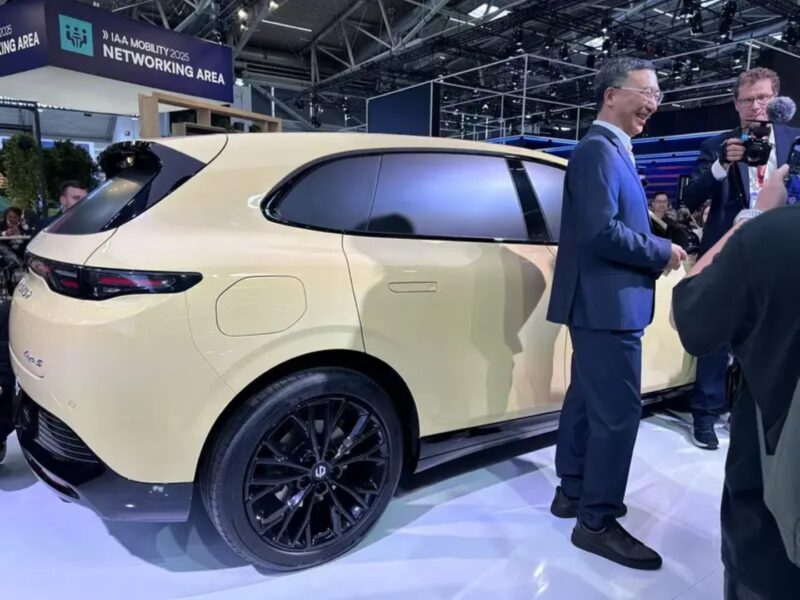В Китае дебютирует компактный электрокар Leapmotor Lafa 5 на Munich Show 2025 года.