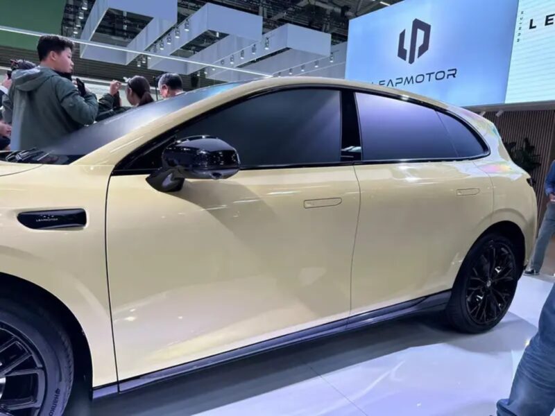 В Китае дебютирует компактный электрокар Leapmotor Lafa 5 на Munich Show 2025 года.