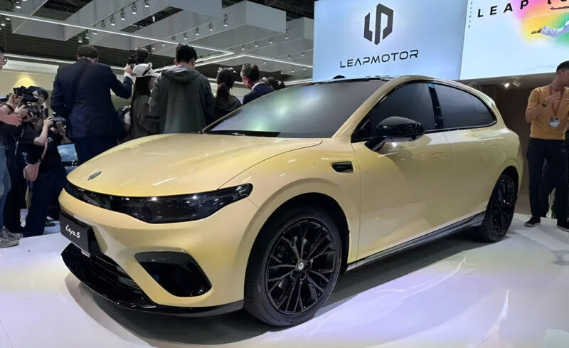 В Китае дебютирует компактный электрокар Leapmotor Lafa 5 на Munich Show 2025 года.