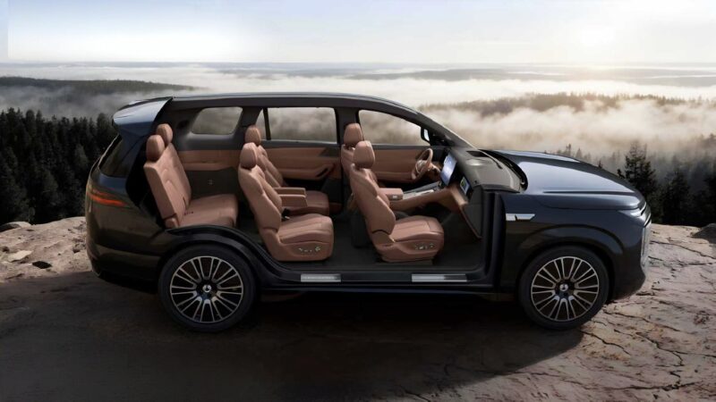 В Китае начались предварительные продажи шестиместного SUV Denza N8L от BYD с раскрытыми деталями салона