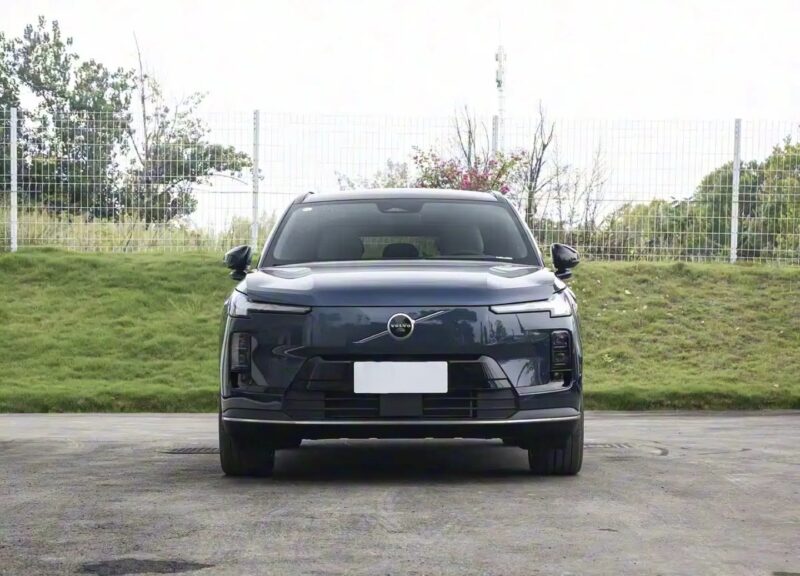 В Китае официально стартовали продажи гибридного внедорожника Volvo XC70 PHEV по специальной ограниченной цене от 37 100 долларов США.