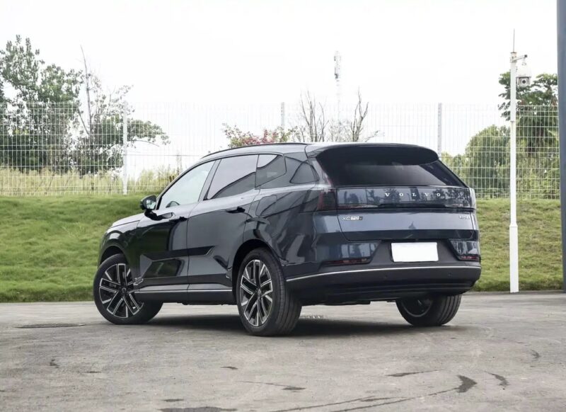 В Китае официально стартовали продажи гибридного внедорожника Volvo XC70 PHEV по специальной ограниченной цене от 37 100 долларов США.