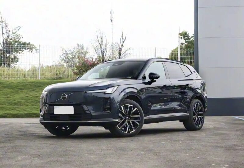 В Китае официально стартовали продажи гибридного внедорожника Volvo XC70 PHEV по специальной ограниченной цене от 37 100 долларов США.