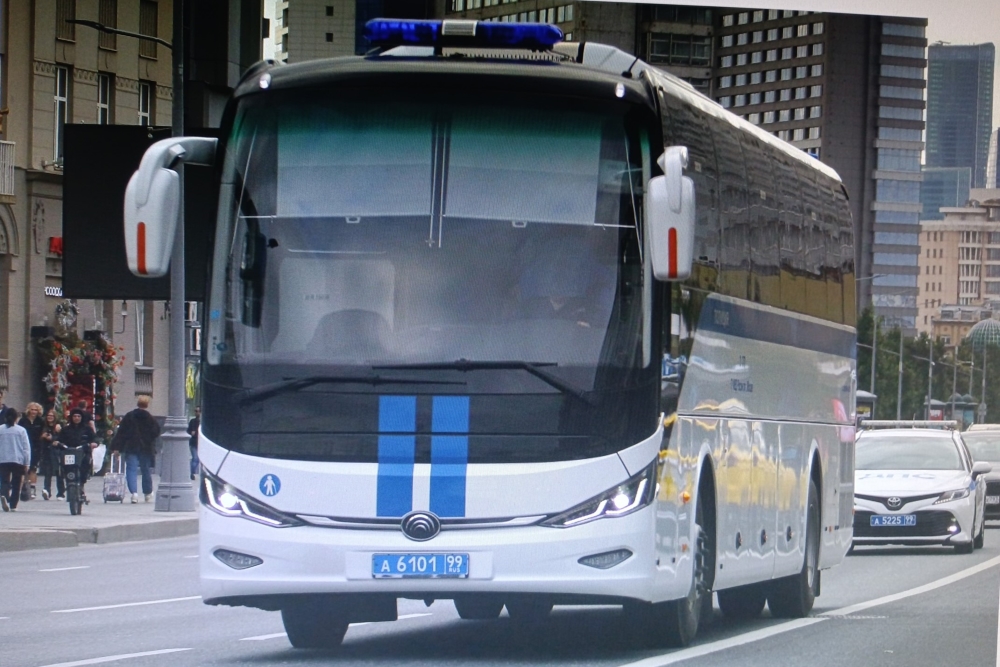 Автобус Ютонг ZK6127HQ в полиции Москвы на фронте