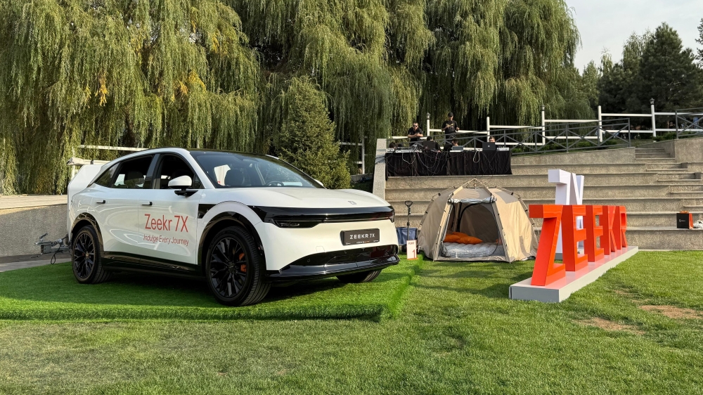 Zeekr 7x кроссовер в Казахстане на стороне передней презентации