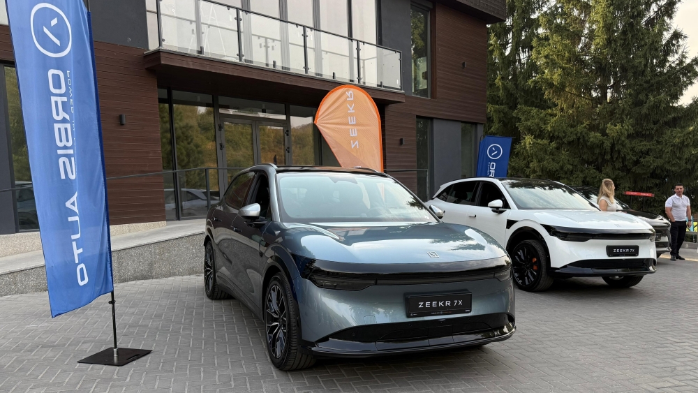 Кроссовер Zeekr 7X в Казахстане сбоку спереди презентация