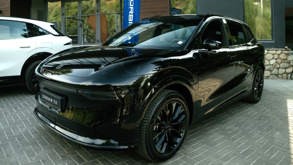 Zeekr 7x кроссовер в Казахстане на боковой стороне переднего черного