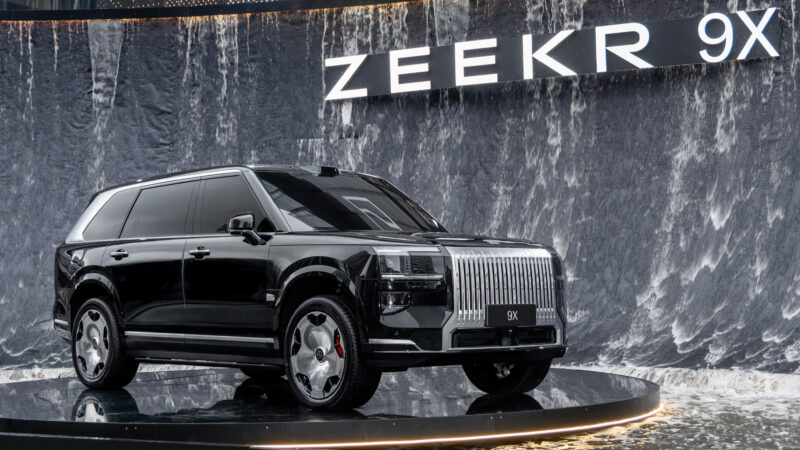 В Китае запущен в продажу полноразмерный внедорожник Zeekr 9X от Geely по цене от 63 910 долларов США.