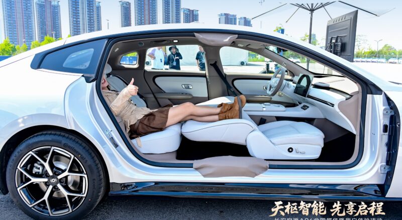 В Китае стартовал предзаказ на электроседан Changan Nevo A06 по цене от 16 800 долларов: аккумулятор 6C, фары длиной 2,2 метра, аэродинамическое сопротивление 0,205 Cd.