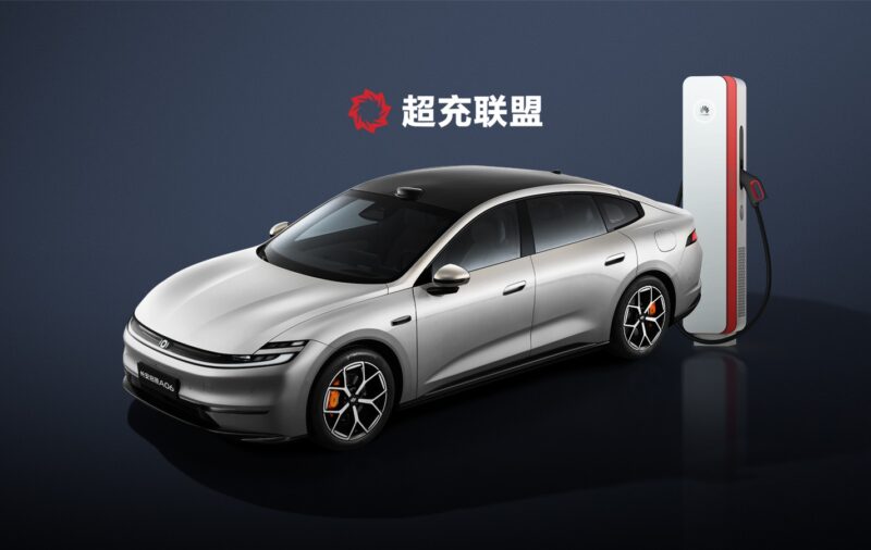 В Китае стартовал предзаказ на электроседан Changan Nevo A06 по цене от 16 800 долларов: аккумулятор 6C, фары длиной 2,2 метра, аэродинамическое сопротивление 0,205 Cd.
