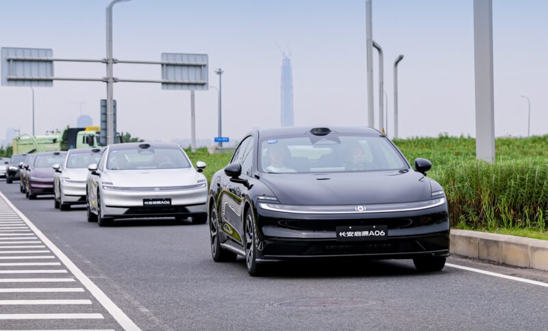 В Китае стартовал предзаказ на электроседан Changan Nevo A06 по цене от 16 800 долларов: аккумулятор 6C, фары длиной 2,2 метра, аэродинамическое сопротивление 0,205 Cd.