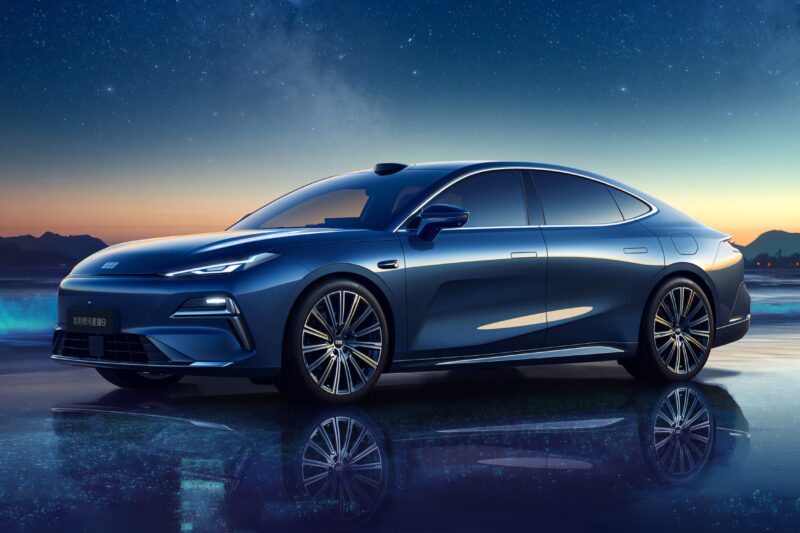 В Китае был представлен гибридный седан Geely Galaxy Starshine 7 PHEV: 4,9 метра, гибридная система NordThor Hybrid 2.0.