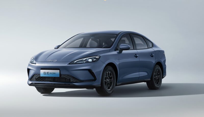 В Китае на рынок вышел BYD Seal 05 DM-i 2026 модельного года с запасом хода в 2000 км по цене от 11 200 долларов США.