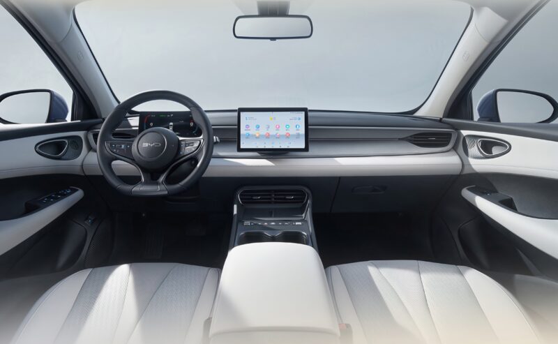 В Китае на рынок вышел BYD Seal 05 DM-i 2026 модельного года с запасом хода в 2000 км по цене от 11 200 долларов США.