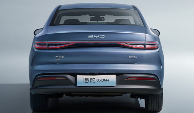В Китае на рынок вышел BYD Seal 05 DM-i 2026 модельного года с запасом хода в 2000 км по цене от 11 200 долларов США.