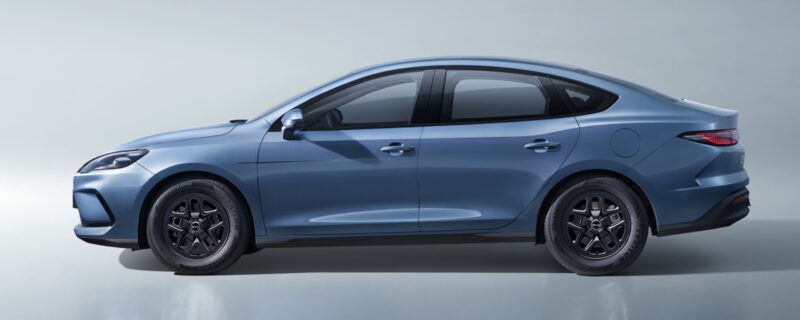 В Китае на рынок вышел BYD Seal 05 DM-i 2026 модельного года с запасом хода в 2000 км по цене от 11 200 долларов США.