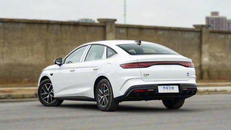 В Китае представлен BYD Qin L DM-i с запасом хода 2148 км по цене от 13 600 долларов.