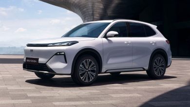 В России Geely представила первый гибридный кроссовер и раскрыла все его комплектации.