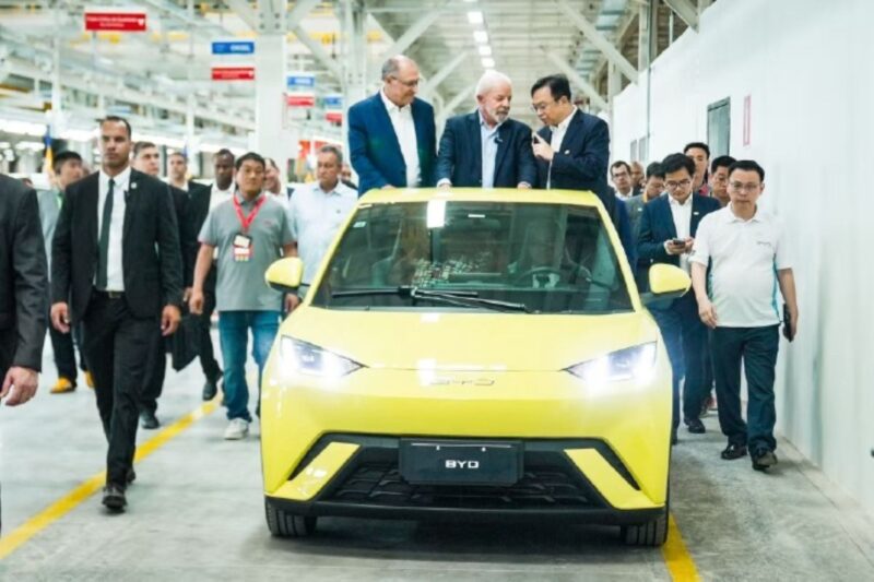 В Китае компания BYD отметила выпуск своего 14-миллионного NEV (электромобиля и гибрида), передав его главе государства Бразилии.