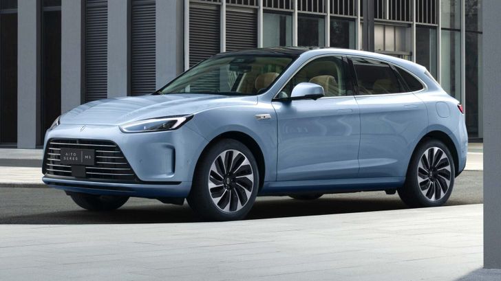 Цены растут как на дрожжах: в России рекордно подорожали отечественные автомобили