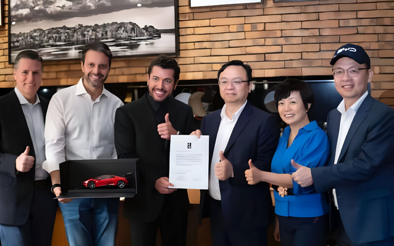 В Китае BYD Yangwang U9 Xtreme, самый быстрый серийный автомобиль на планете, направляется к бразильскому гонщику Лео Санчесу.