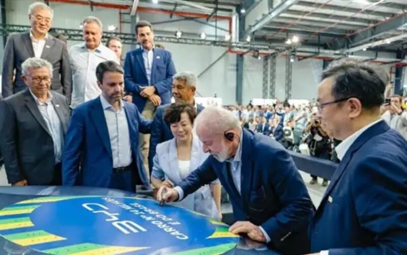 В Китае компания BYD отметила выпуск своего 14-миллионного NEV (электромобиля и гибрида), передав его главе государства Бразилии.