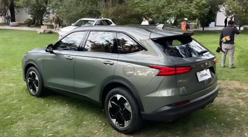 В Китае представлены официальные изображения Haval H6L с дизайном, вдохновленным Xiaolong Max, старт продаж в ноябре 2025 года.