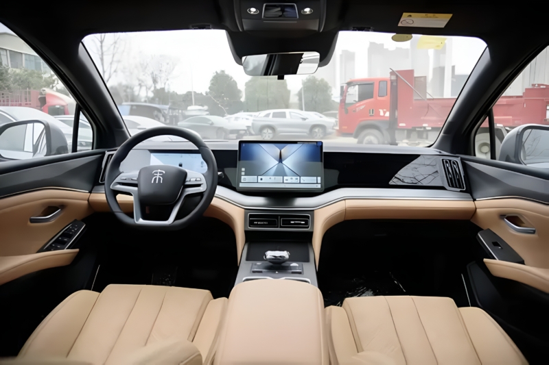 В Китае обновленный BYD Song L DM-i 2026 года увеличит запас хода на электротяге до 200 км, запуск намечен на конец октября.