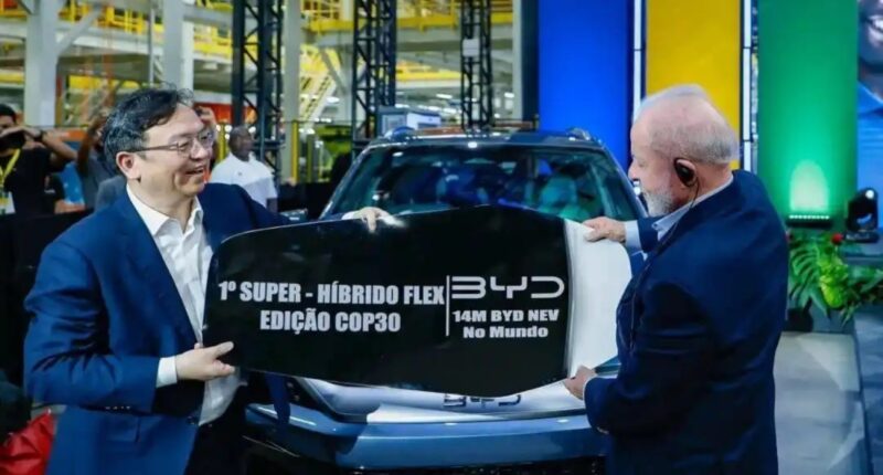 В Китае компания BYD отметила выпуск своего 14-миллионного NEV (электромобиля и гибрида), передав его главе государства Бразилии.