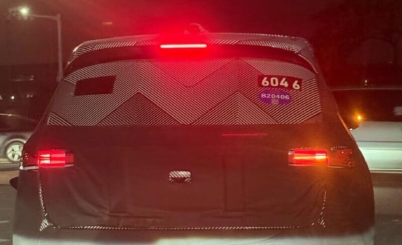 В Китае шпионские снимки Nio ES9 раскрывают огромные размеры рядом с самым большим китайским электрическим внедорожником.