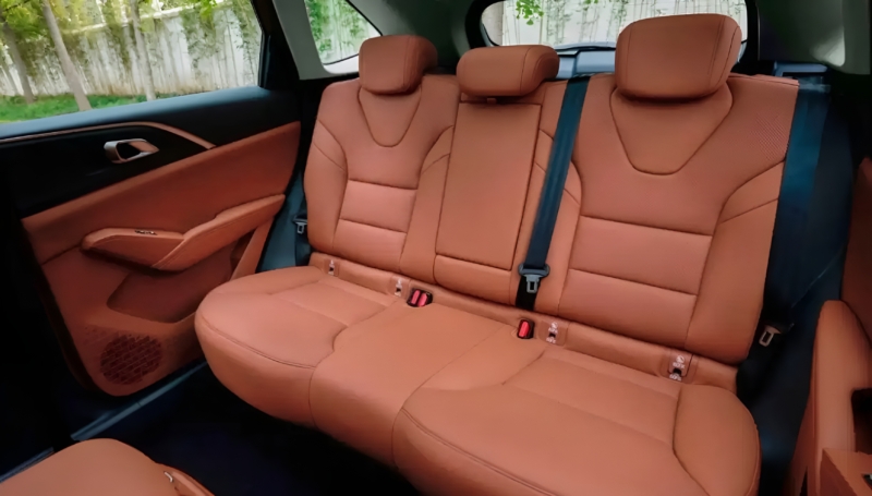 В Китае представлены официальные изображения Haval H6L с дизайном, вдохновленным Xiaolong Max, старт продаж в ноябре 2025 года.