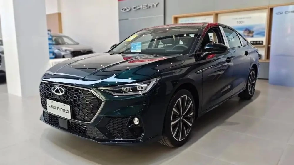 Седан Chery Arrizo 8 Pro двигатель 2.0 спереди сбоку у дилера в КНР