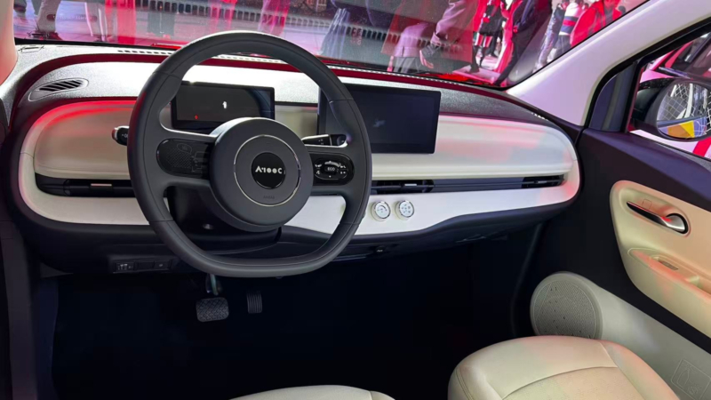 В Китае представлена угрюмая версия электромобиля Changan Lumin под названием Wuling Aishang A100C.