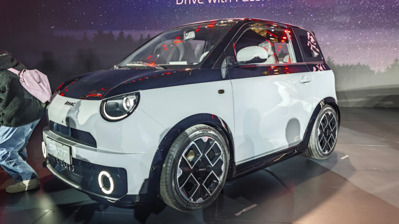 В Китае представлена угрюмая версия электромобиля Changan Lumin под названием Wuling Aishang A100C.