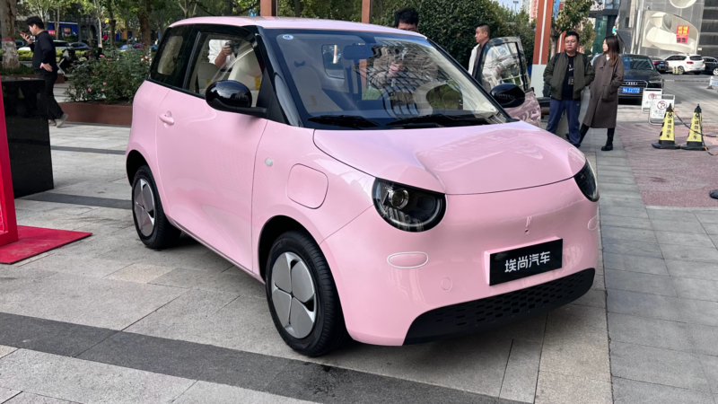 В Китае представлена угрюмая версия электромобиля Changan Lumin под названием Wuling Aishang A100C.