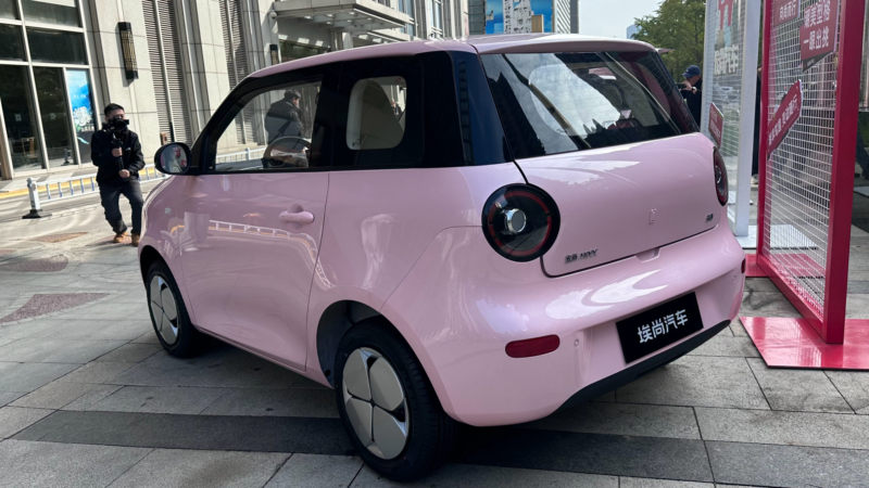 В Китае представлена угрюмая версия электромобиля Changan Lumin под названием Wuling Aishang A100C.
