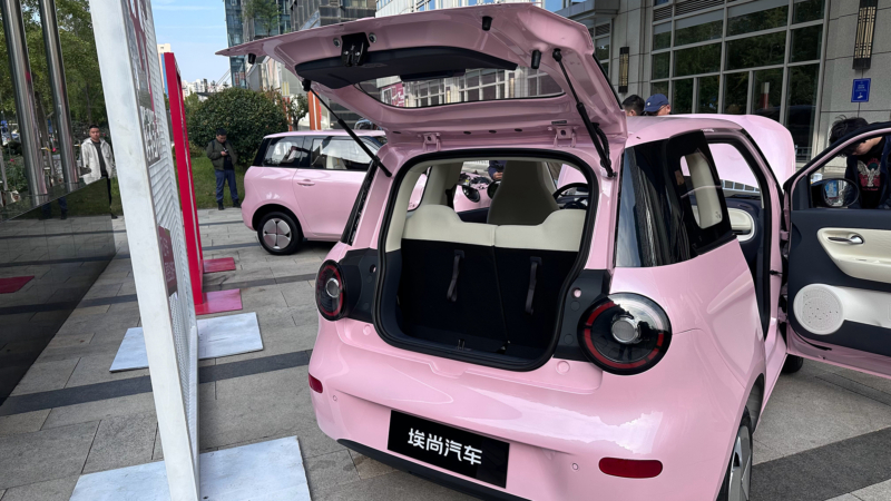В Китае представлена угрюмая версия электромобиля Changan Lumin под названием Wuling Aishang A100C.