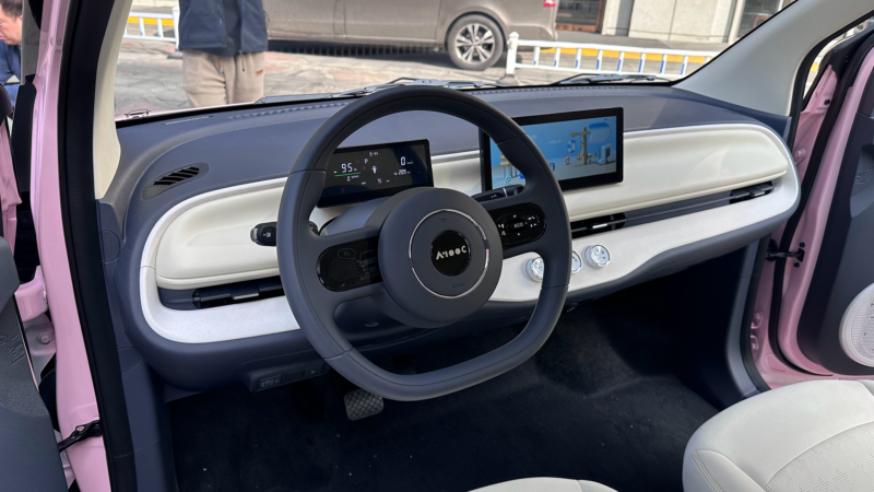 В Китае представлена угрюмая версия электромобиля Changan Lumin под названием Wuling Aishang A100C.