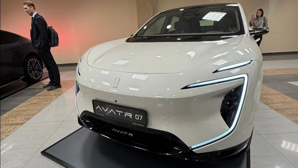 avatr 07 кроссовер сбоку спереди белый последовательный гибрид