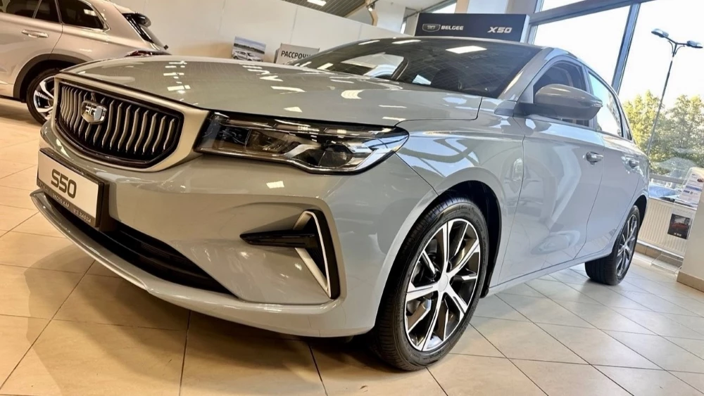 Седан Belgee S50 у дилера в автосалоне экспо кар санкт-петербург спереди сбоку