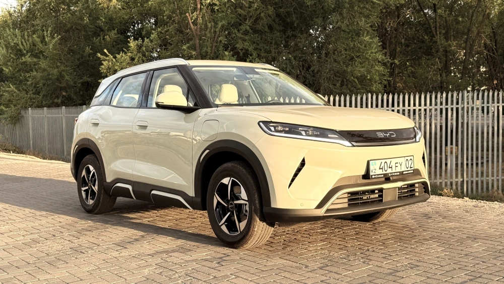 BYD Yuan спереди сбоку в Казахстане тест
