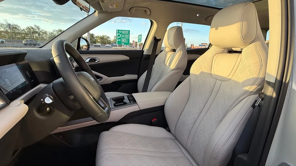 BYD Yuan салон первый ряд сиденья