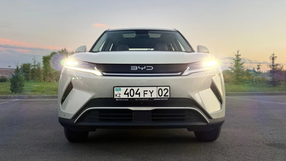 BYD Yuan спереди в Казахстане тест фары