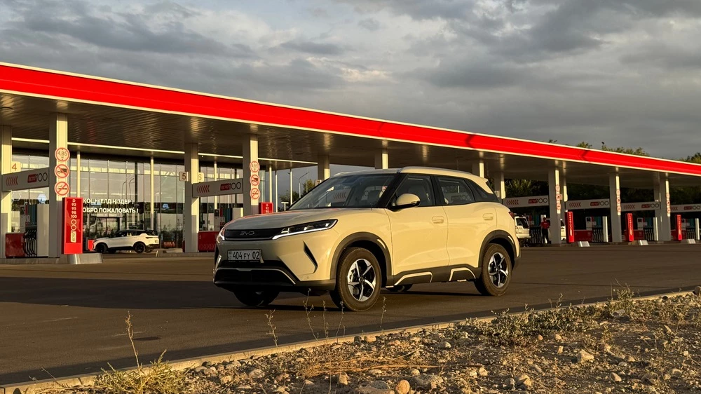 BYD Yuan спереди сбоку в Казахстане тест заправка азс