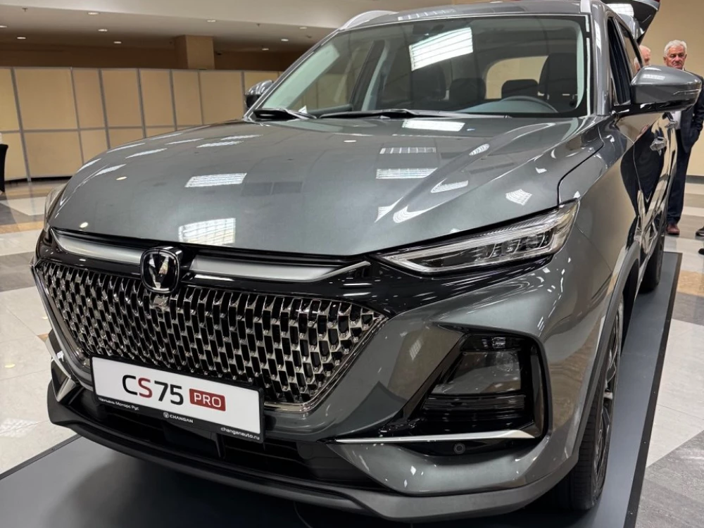 changan cs75 pro кроссовер сбоку спереди серый