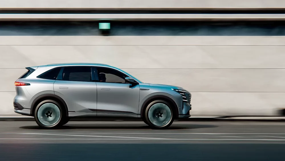 Кроссовер Changan CS75 Plus четвертого поколения в казахстане сбоку в динамике