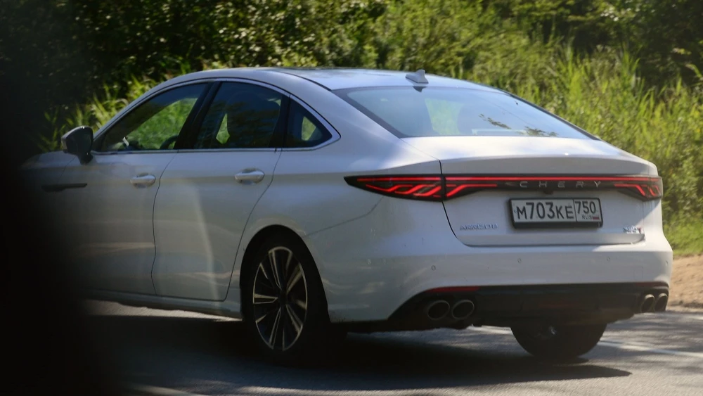 Седан Chery Arrizo 8 Pro с двигателем 2.0 сертификация испытания в России сбоку сзади